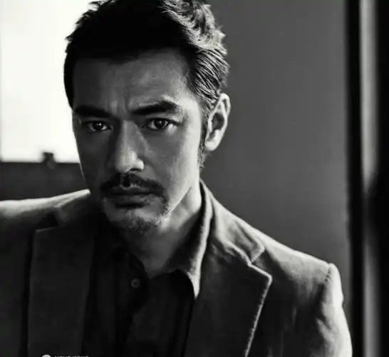 超级大帅哥金城武留胡须,尽显熟男魅力