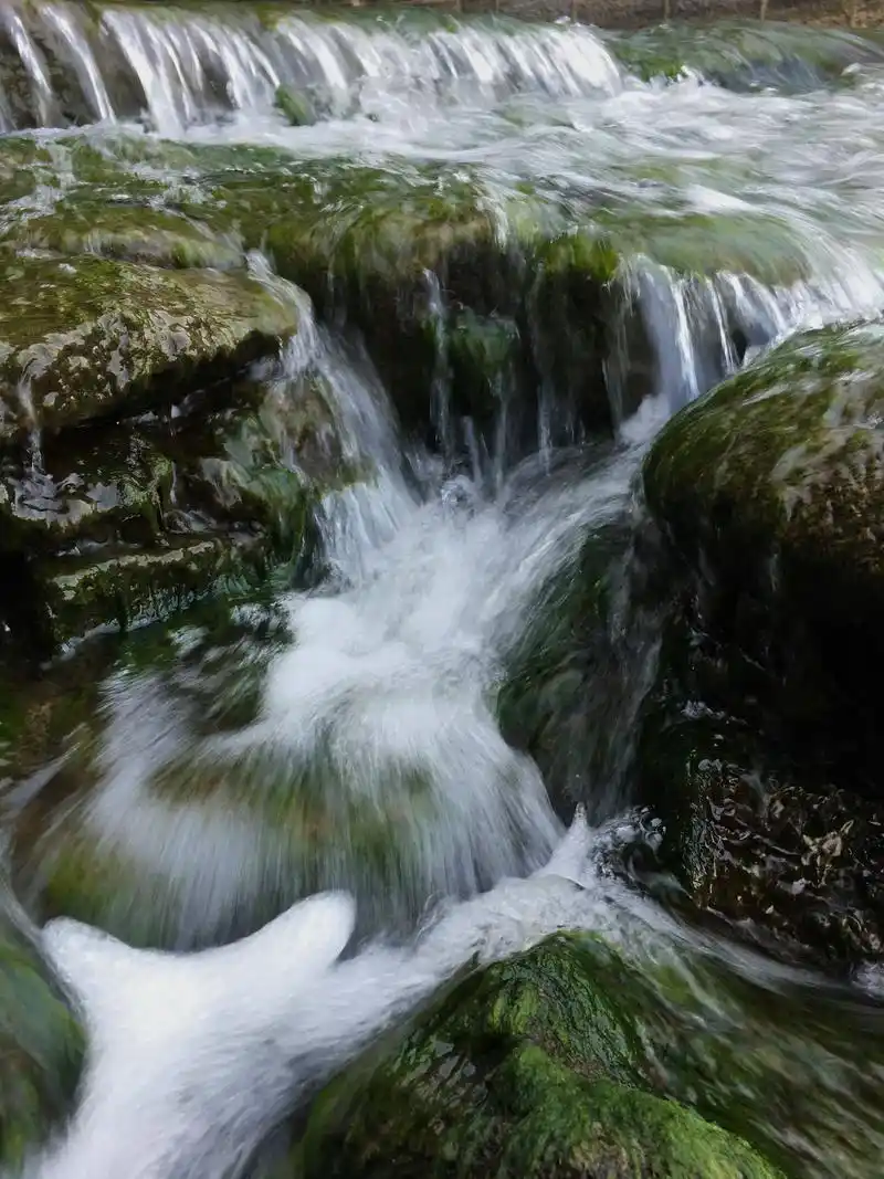 河水潺潺东流 闲走在山间,那潺潺的流水声唱出了动听的乐曲;小 - 抖音