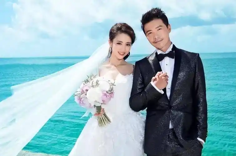 陈思诚公司泰国团建,刘昊然,文咏珊都在,前妻佟丽娅好美像20岁