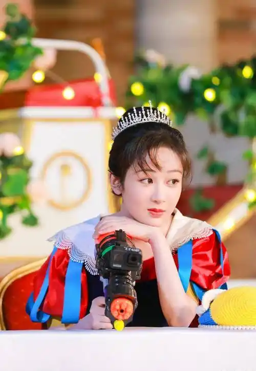 《萌探探探案》杨紫造型,泡泡袖连衣裙,头戴皇冠,俏皮又可爱_白雪公主