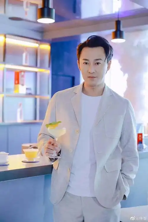 44岁林峯逆龄生长,头发乌黑又浓密,却被质疑是假发|林峰|tvb|发际线