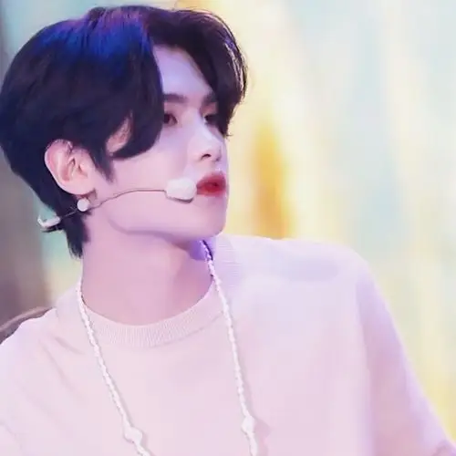 黄明昊自截头像