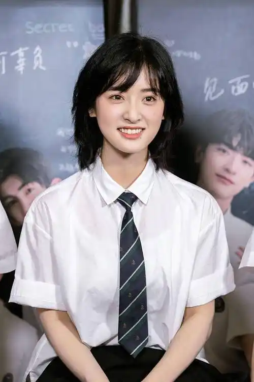 沈月参加一周的朋友首映生图能打齐肩短发搭校服青春元气