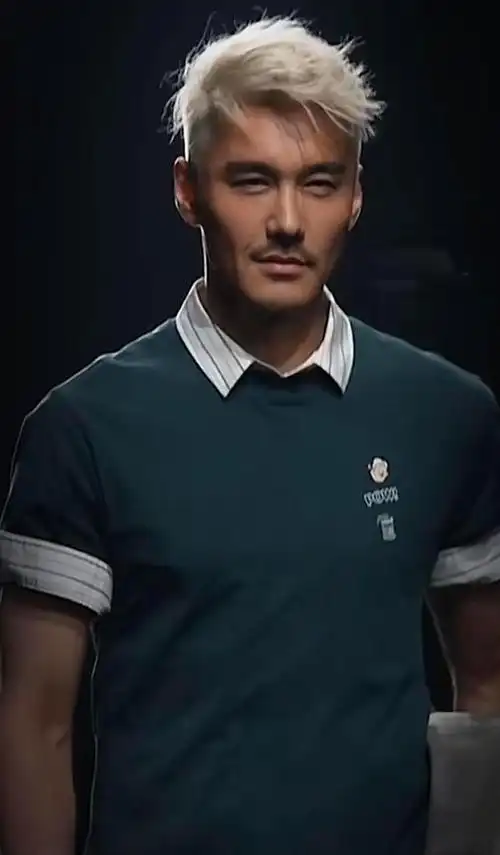 上海时装周53岁胡兵帅得璀璨夺目一头白发大杀四方