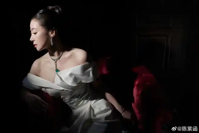 第三次登上《时尚新娘》封面女明星樱桃又上镜了#陈紫函戴向宇时尚