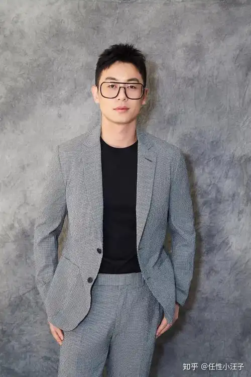 朱亚文的写真大片黑色高领毛衣搭配西装尽显儒雅帅气