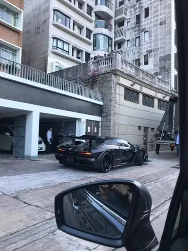 另外,有一个细节大家可以注意,郭富城看新车的时候,旁边豪宅二楼平台