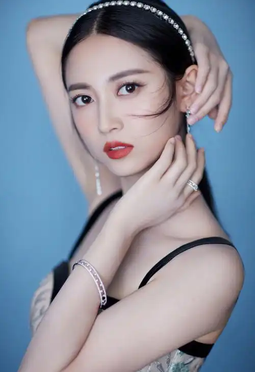 陈钰琪身穿深v吊带裙,复古甜美,气质高雅