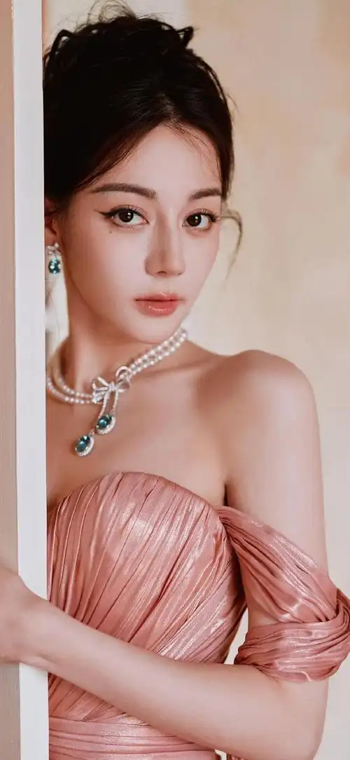 迪丽热巴壁纸 粉色礼服 遇见那份温柔与美好