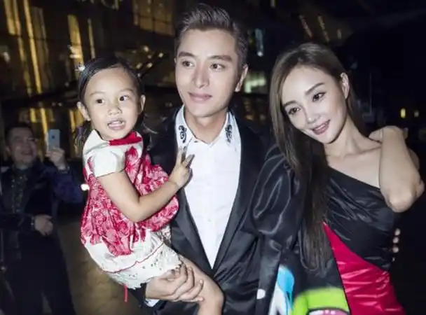 贾乃亮晒全家福 李小璐甜馨都被他黑惨了(图)