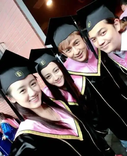 郑爽|明星毕业照大比拼,热巴颜值出众,沈月被闺蜜抢镜,看到宋雨琦啥