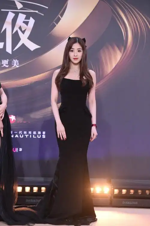 "翻红"的张含韵走红毯,圆润身材穿鱼尾裙真美,抢了姐姐们风头