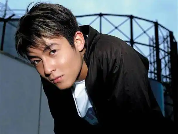 年轻时候的陈冠希确实是拥有帅气的容颜,同时也很有实力,所以在娱乐圈