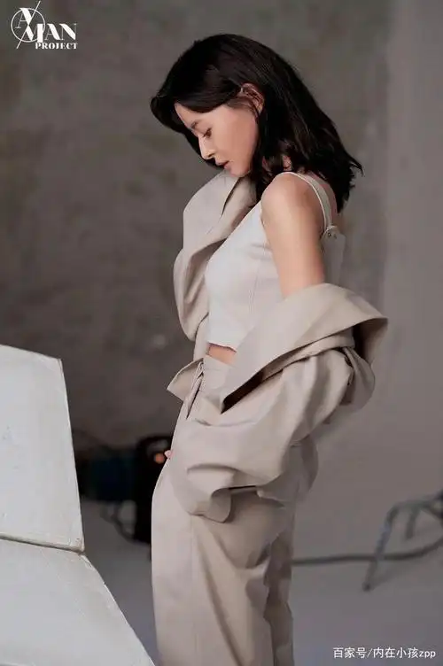 "美丽坏女人"权娜拉穿大地色系服饰性感迷人,但一笑秒变小可爱