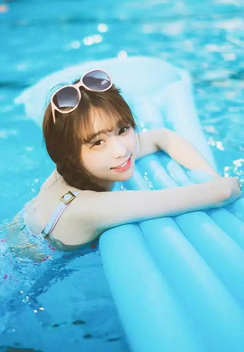 游泳池里可爱呆萌妹子