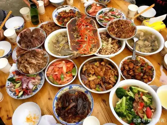 年夜饭的饭桌上是美食的"聚会",也是家人团聚的时刻
