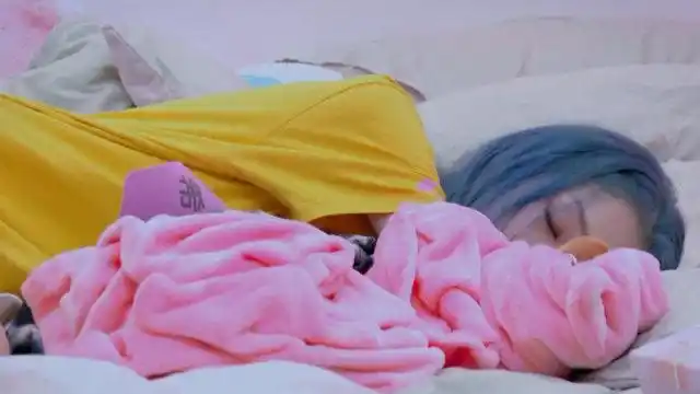 创造营2020:大赛即将开始,小姐姐累的睡着,太困了!