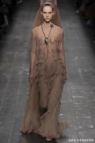 valentino绣有珠宝和水晶的裸色纱裙变幻多端,通透得娇而不媚
