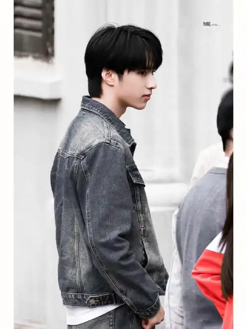 刘耀文萌探录制78令人吸睛九头身材