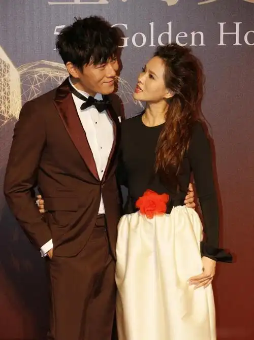 明星美照,图三女星伊能静和老公秦昊合照,一脸幸福好甜蜜!