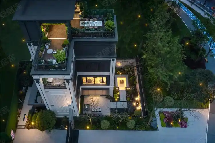 龙湖小别墅,95平实得400平,3月末特价185万带双车位,贵阳龙湖景粼天著