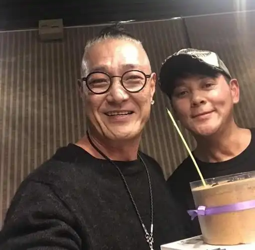 莫少聪火锅店庆生,笑容超像18岁儿子张镐濂,闺蜜晒照坦言感恩