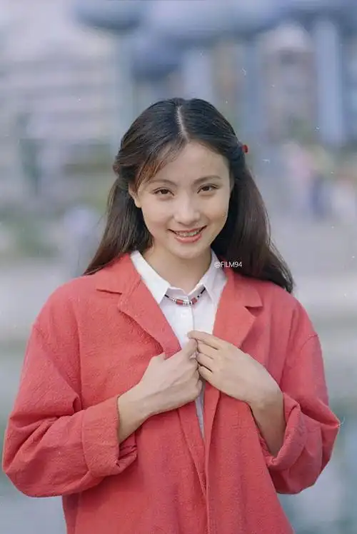 年轻时则是野性和生命力的代名词,厚重的五官有着原始的性感美;蒋雯丽