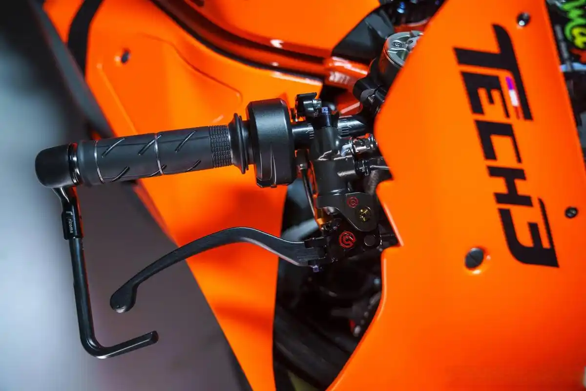 ktm rc16赛车高清图,实在只有8张,第九张只能凑数!强迫症,请原谅!