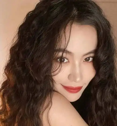 最流行的满头烫发型推荐,时尚又迷人的女生烫发,最近的人气越来越高