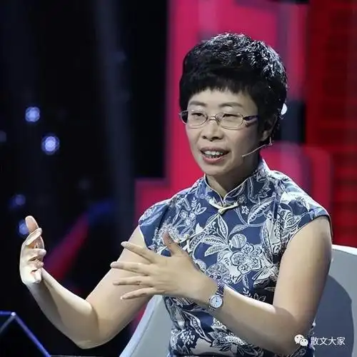 成为《中国诗词大会》,《百家讲坛》等文化节目的主持人