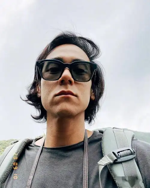 彭于晏与好友出游晒直男自拍懒理新角色争议