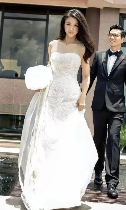 8天长假拥挤结婚季,盘点女明星们的结婚礼服_微微婚纱摄影
