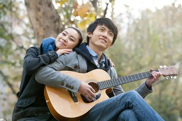 青年男女在一起弹吉他