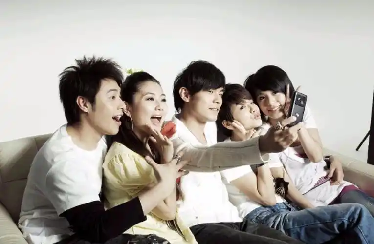 与周杰伦,潘玮柏两人一起合拍动感地带的广告,人气直逼周杰伦和潘玮柏