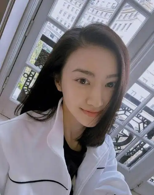 这次,景甜久违晒出自拍,让人们看到了她的近况和变化.