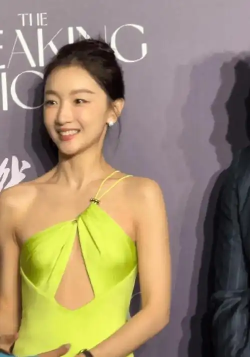 周冬雨荧光绿礼服真空上阵暴露身材,疑似分手后放飞自我