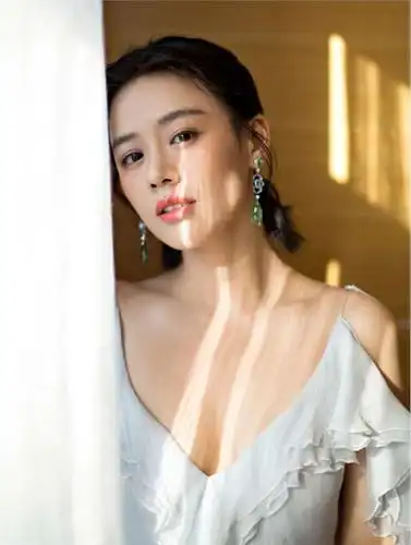 马思纯真空穿深v现身活动 笑容甜美优雅大方