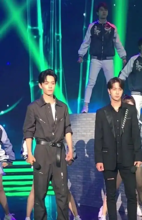 肖战被王一博带回家了两人深情对唱嗨爆这小细腰又抢镜了