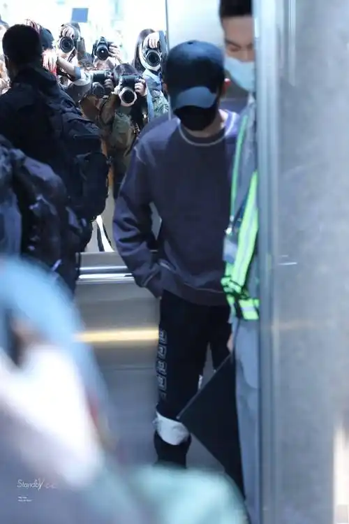 再品易烊千玺机场图照合集 巨星少年帅气上线