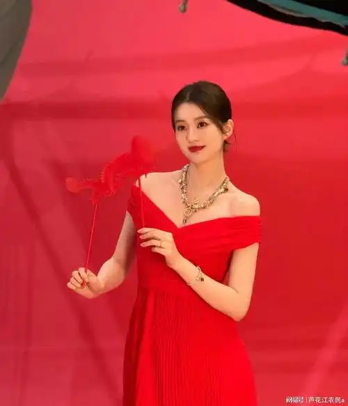 乔欣晒新年美照穿一身大红色露肩长裙温柔优雅又喜庆