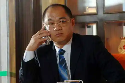 毕业于北京电影学院,1982级表演系,毕业后分配到北京电影制片厂演员剧