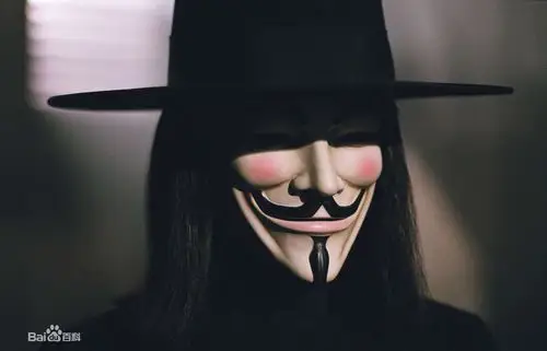 一个人物戴着黑色的绅士帽,脸是白色的,然后脸上有着很诡异的笑容