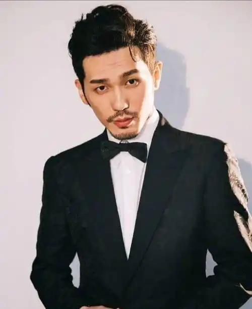 当男星蓄起胡子,易烊千玺颓废,胡歌还是最帅_形象_流量_时尚