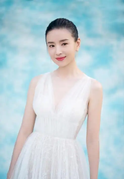 防腐剂女神!39岁董洁宛如少女 一袭白裙身材纤细