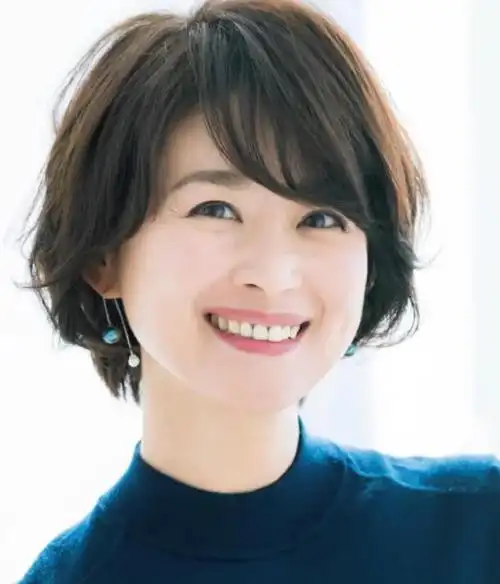 烫什么发型好看(40岁一50岁女最新发型)-百科学社