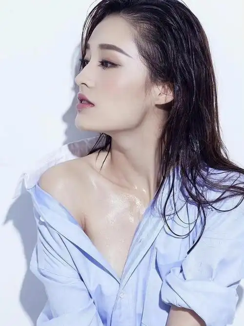 李沁湿发锁骨好欲