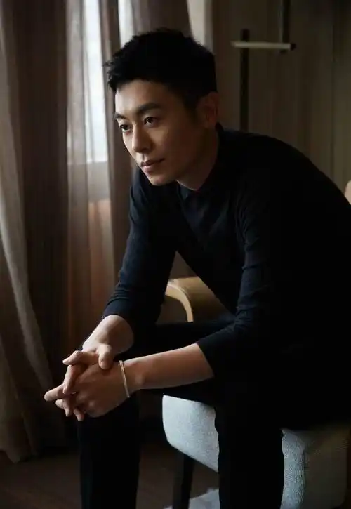 朱亚文:硬汉形象出圈,却英年早婚,出道至今零绯闻,始终如一_父亲_表演