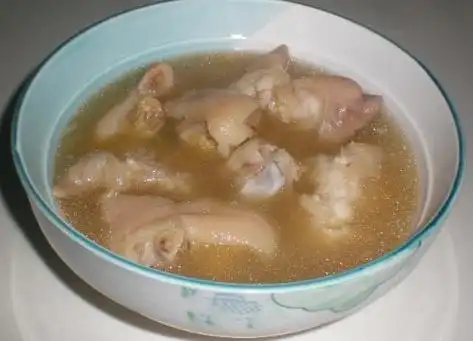 3,将撇净浮沫的猪脚汤转入电炖锅内,放入调料包,拧至"高档"顿煮两小时