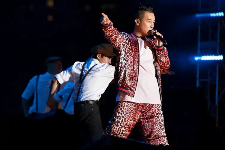 《开心幸运里》"回忆杀" 陈小春献唱经典热歌