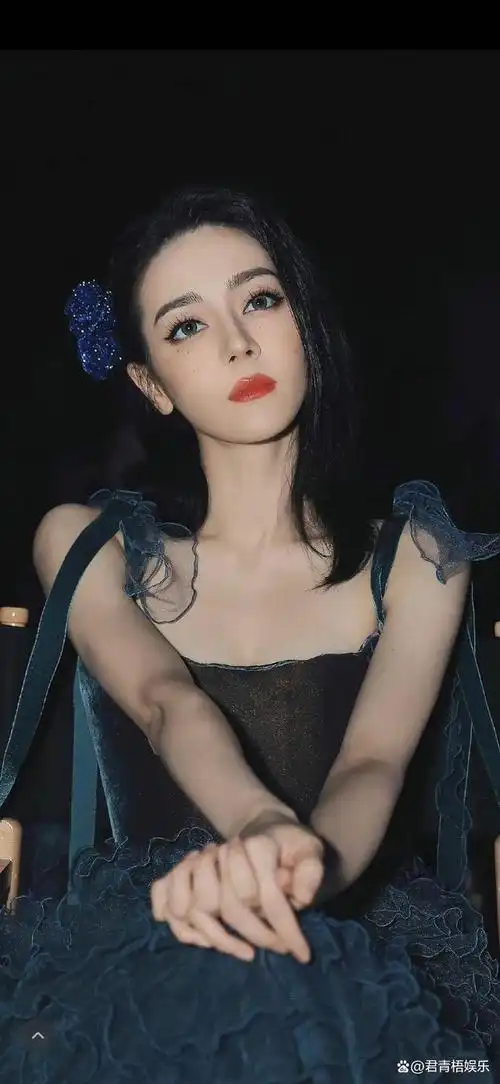 将迪丽热巴代入小说里风情万种的女明星,果真是摇曳生姿